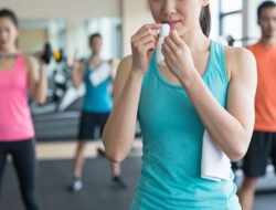 Cara Mencegah Bau Badan Menyengat Saat Berkeringat di Gym