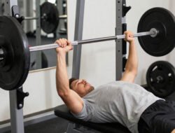 Cara Melakukan Latihan Bench Press Dengan Aman Tanpa Bantuan Dari Orang